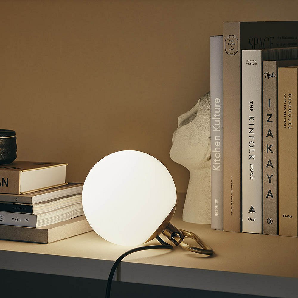<h3>Nh</h3><br> <h4>Artemide<br><span style="font-size: 14px">Lampada da tavolo</span></h4>